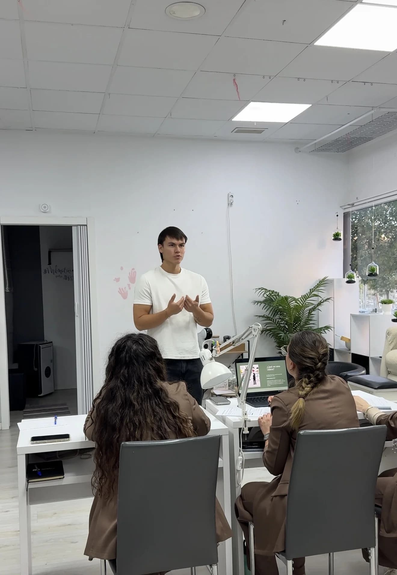 Nicolás Osorio facilitando una sesión formativa en grupo reducido.