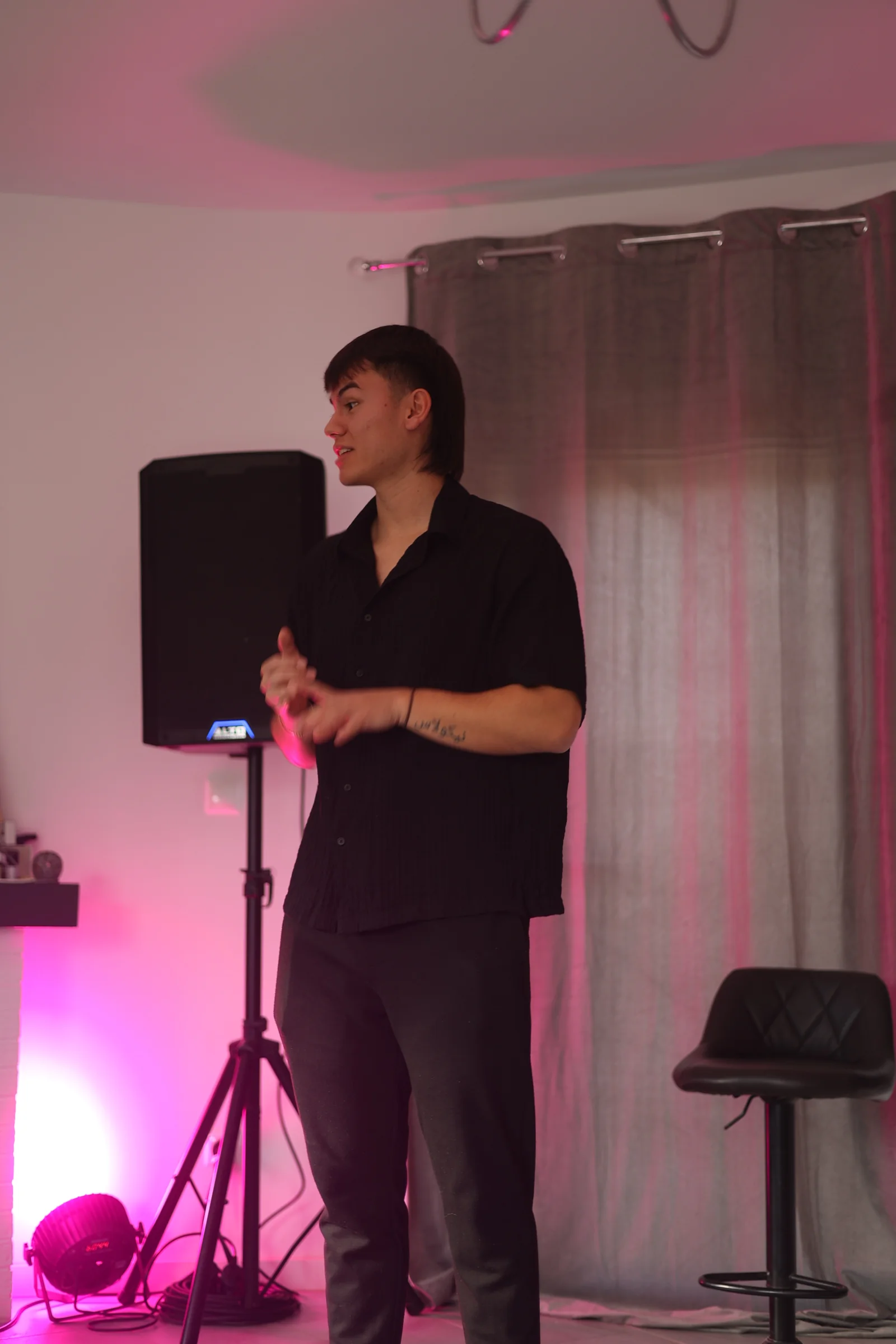 Nicolás Osorio facilitando una sesión en directo.
