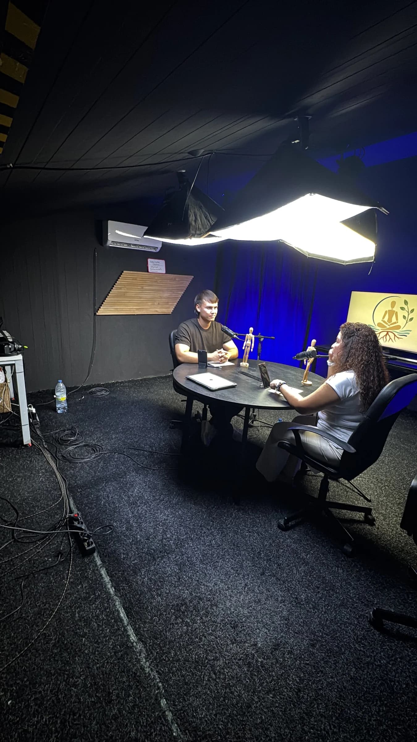 Nicolás Osorio en una grabación de podcast.